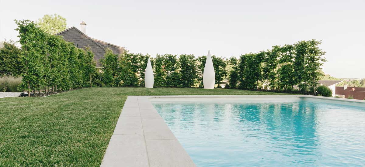 Pool in einem Privatgarten von FINKEL | GRÜNRAUMGESTALTUNG