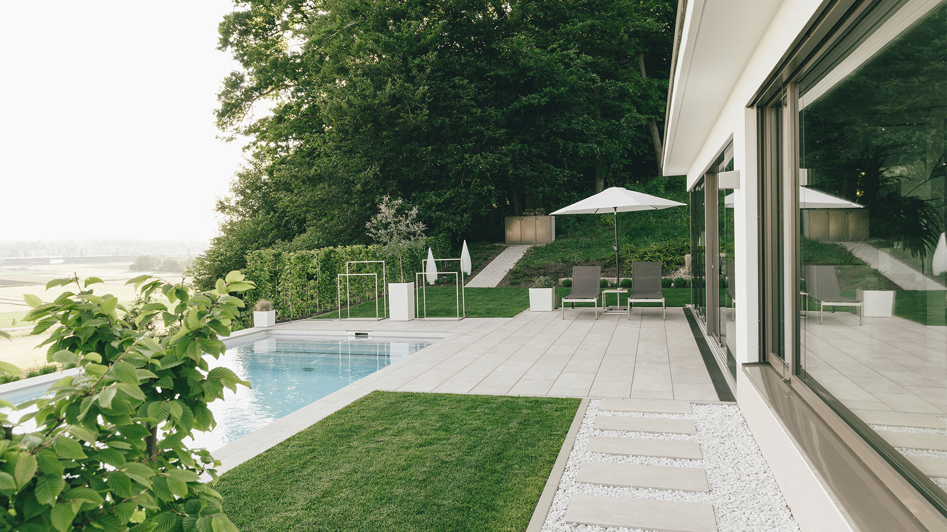 Terrasse mit Pool sowie individuelles Gartenkonzept