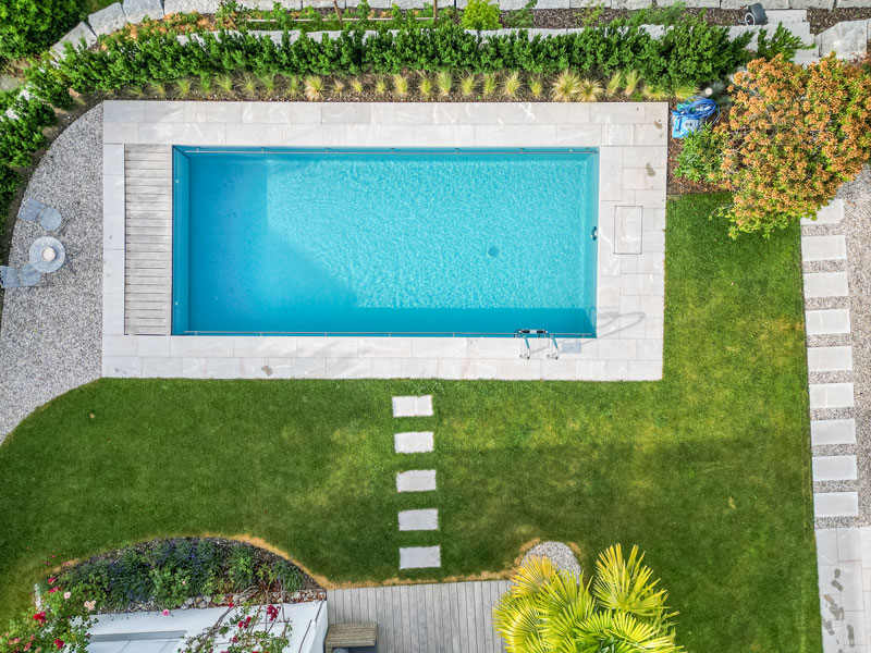 Fertiger Garten von oben mit Pool vom Fachbetrieb FINKEL | Garten- und Landschaftsbau