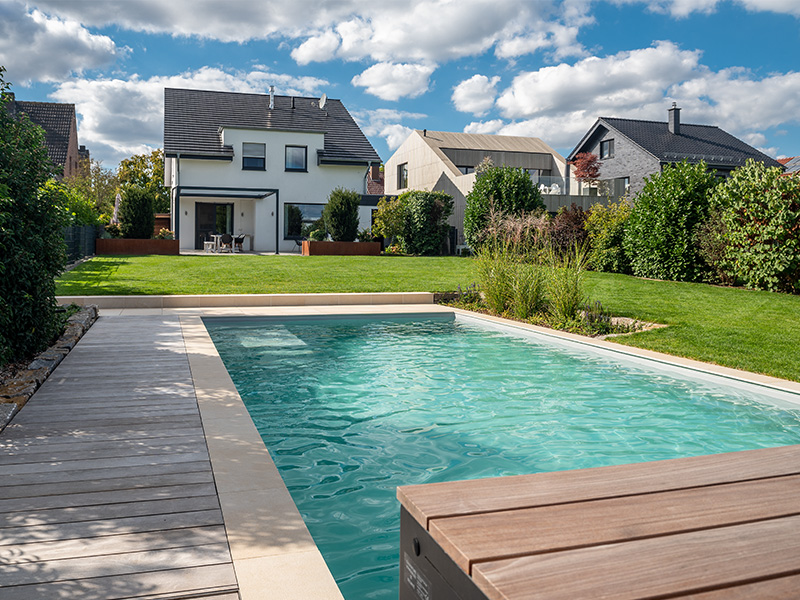 Salzwasserpool mit elegantem Design und sanftem Wassergefühl im Garten