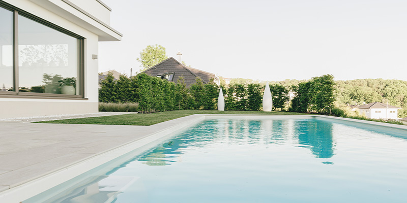 Moderner Gartenpool mit Chloraufbereitung und klar blauem Wasser im Privatgarten