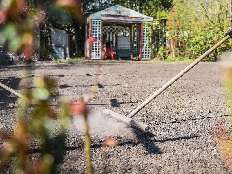 Bodenvorbereitung im Garten mit Lockerung und Kompost für gesundes Pflanzenwachstum in Ulm und Dillingen