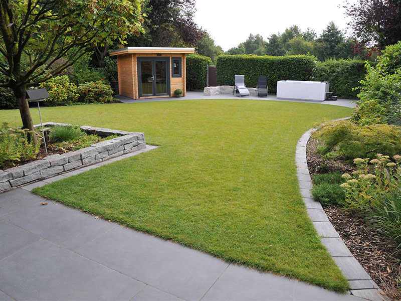 Aerifizieren des Rasens zur Bodenbelüftung für gesunden Rasen in Augsburg und Umgebung