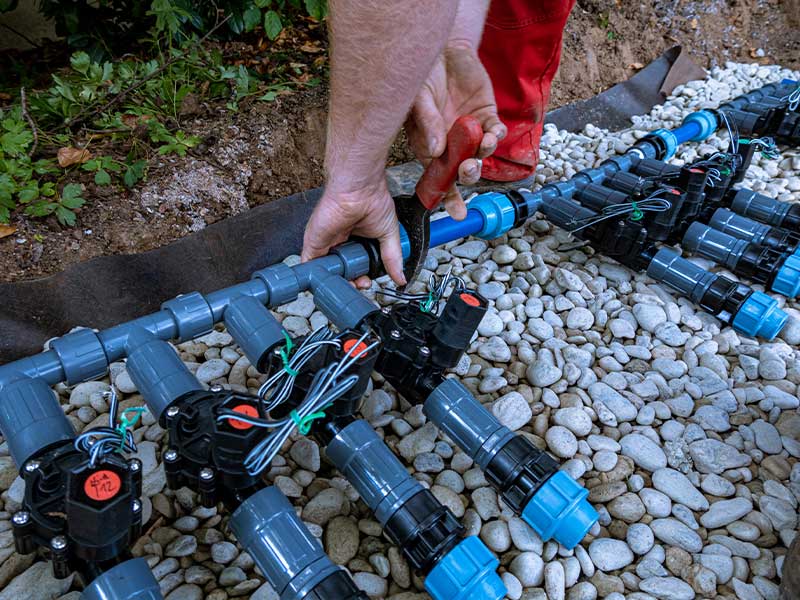 Einbau der Technik einer Bewässerungsanlage im Garten durch professionellen Garten- und Landschaftsbau