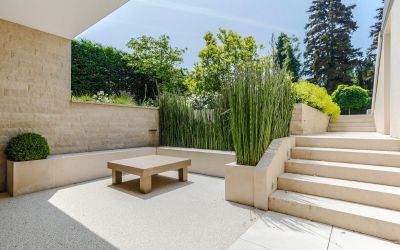 Gartengestaltung Augsburg – Terrasse mit Staudenbepflanzung