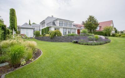 Landschaftsbau Augsburg – repräsentative Außenanlage für großes Grundstück