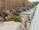 Gartengestaltung mit einer Natursteinmauer