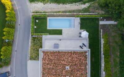 Drohnenaufnahme eines neu angelegten Gartens mit Pool